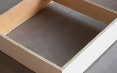 Les caissons sont-ils posés sur des pieds ou sur un socle?