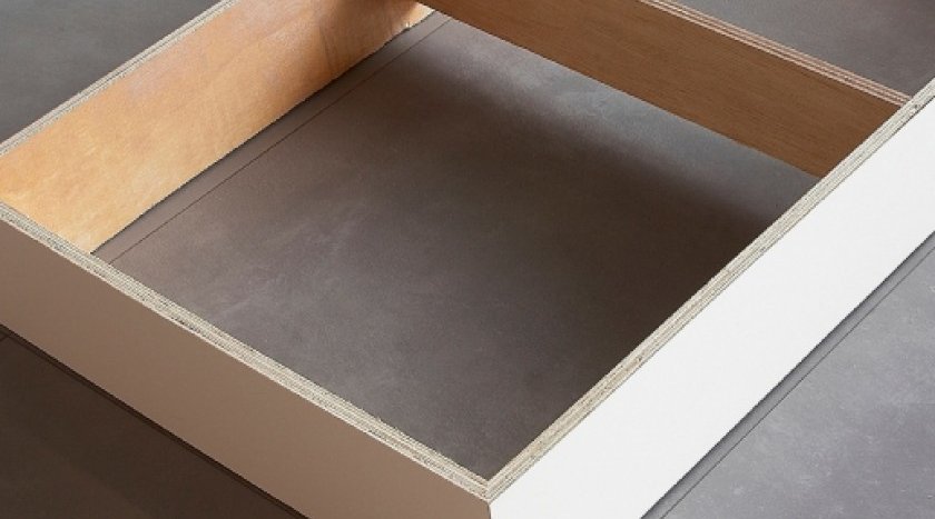 Les caissons sont-ils posés sur des pieds ou sur un socle?