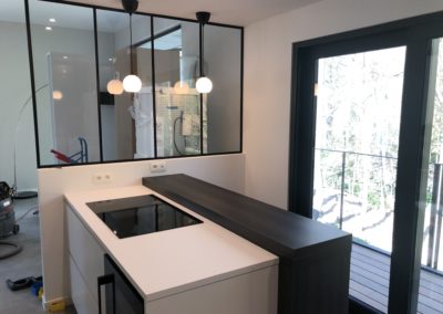 Cuisine DESIGN en stratifié blanc et frêne de Java noir.